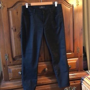 It’s a lucky brand dark Jeans